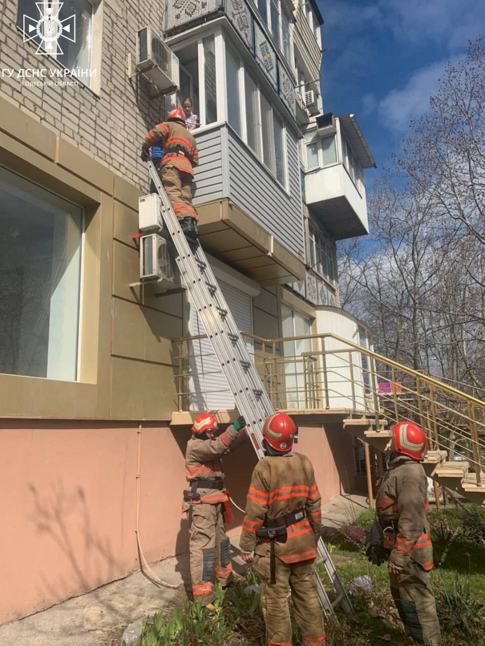 Під Одесою врятували маленького хлопчика, який опинився на кондиціонері за балконом (фото)